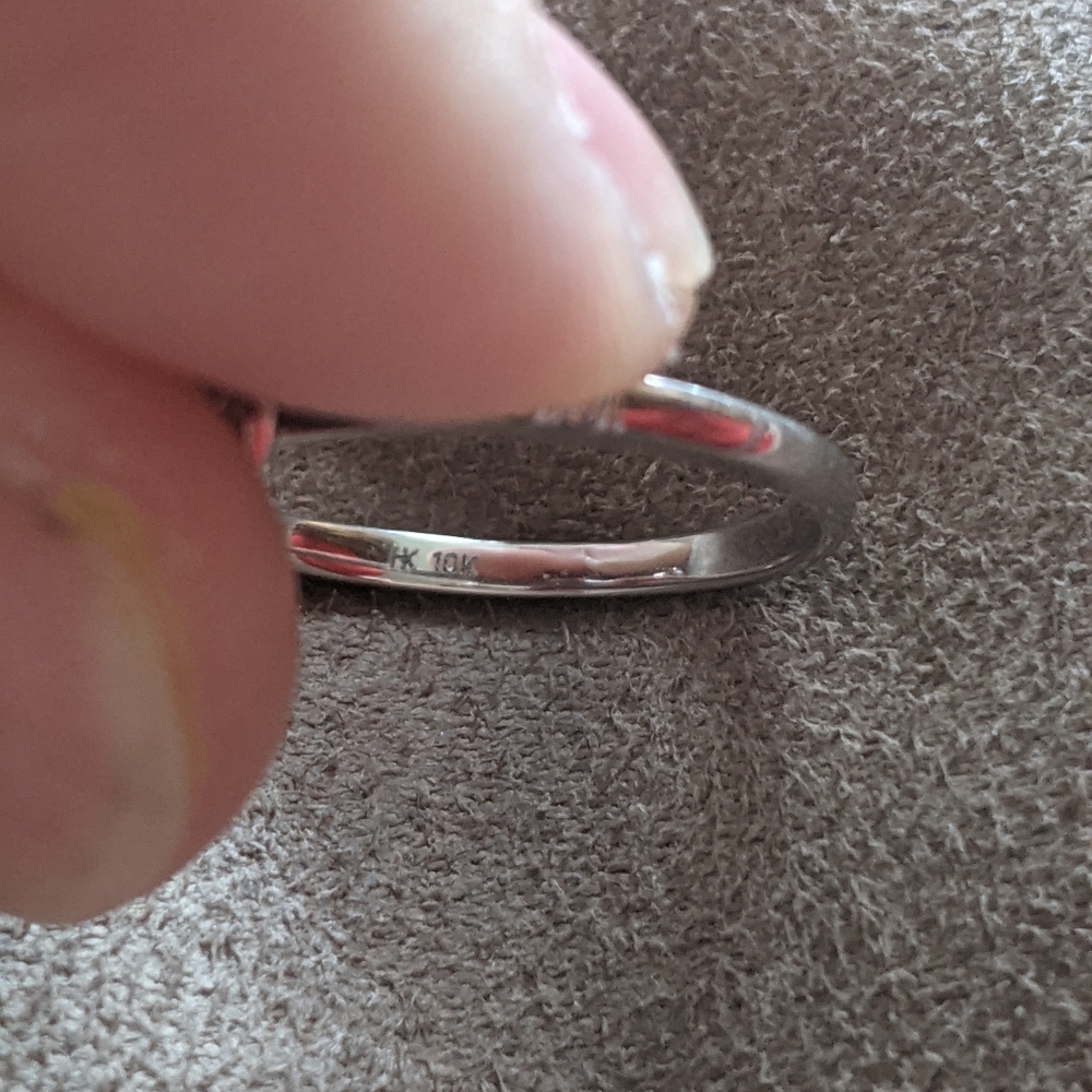 1ct diamond and 10kt white gold ring. Size 7.5